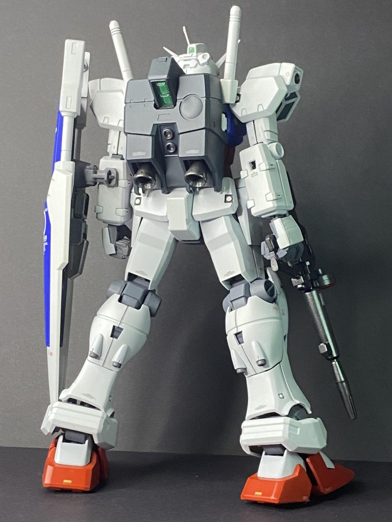 ランドセルのコアファイター尾翼が覗いていたところは埋めています。シールドのマウントは78ガンダムのマウントを移植し肘の動きが妨げられない様に設置出来るようにしました。