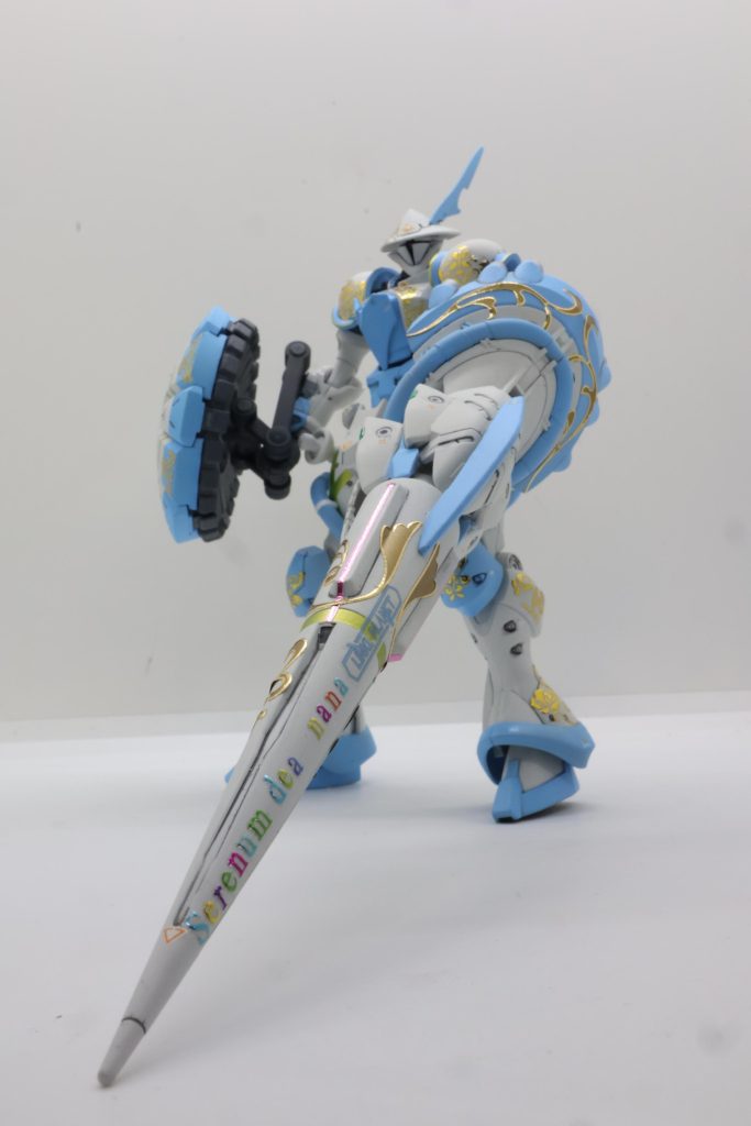 タイトルの「serenum dea(セレナム デア)」はラテン語で「晴れ+女神」となります。これは宮﨑菜々さんが、悪天候の屋外イベントの際に、出演時間付近だけ晴れたり、雨風が極端に弱まることから、公式とファンの間で「晴れ女」と言われていることに由来しています。