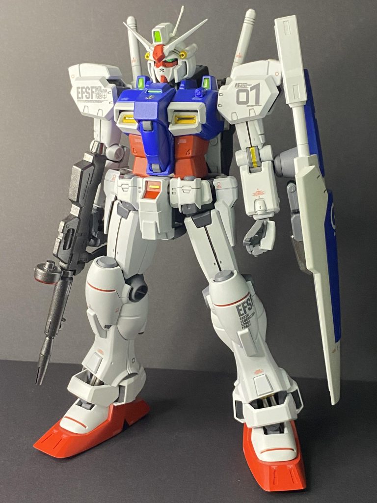 白兵戦型MSらしく太ましいガッシリした足腰にしたかったためキットを改造して色々ためして見ましたが、なかなか納得出来る足が出来ず、結局太ももからスネまでの綺麗なラインを持ったステイメンものを移植し改修しました。爪先は01のものを切断し、78ガンダムみたいな末広がりとなる様、プラバンの箱組で作りました。