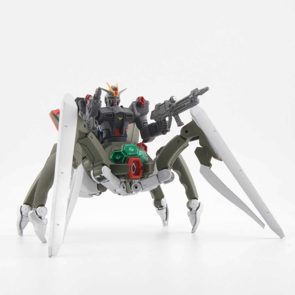 ビームライフルはカプセルアクション ストライクのモノを両手に持たせてます。