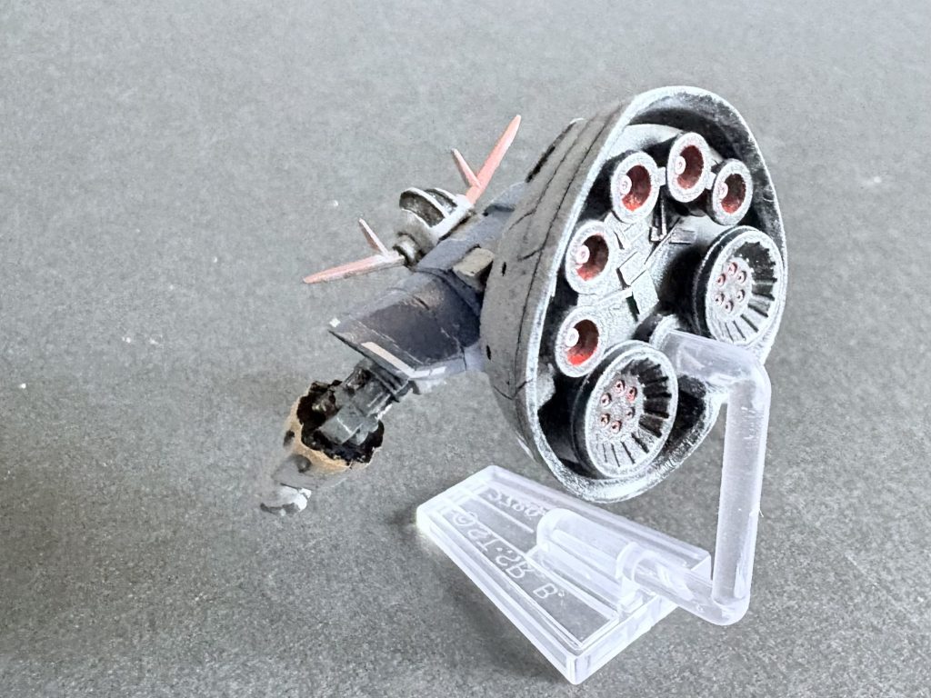 スカートの中もツルツルだったので、プラ板をテキトーに切り貼りしてます