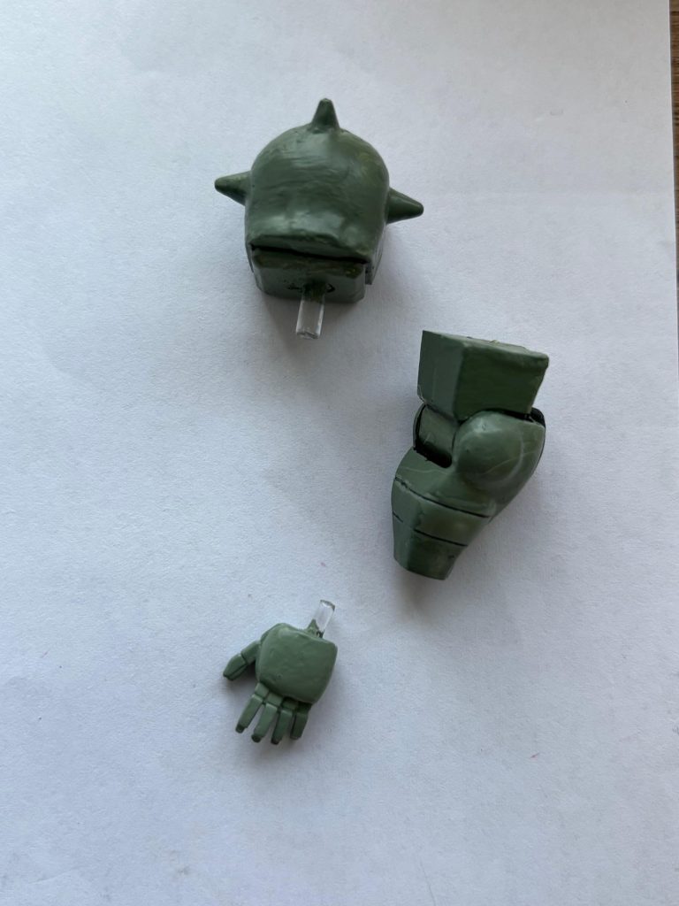 逆にジオン系の機体は元々可動するので上記の方法を応用して接続ピンとジョイントキャッチャーを活用して改造する。
