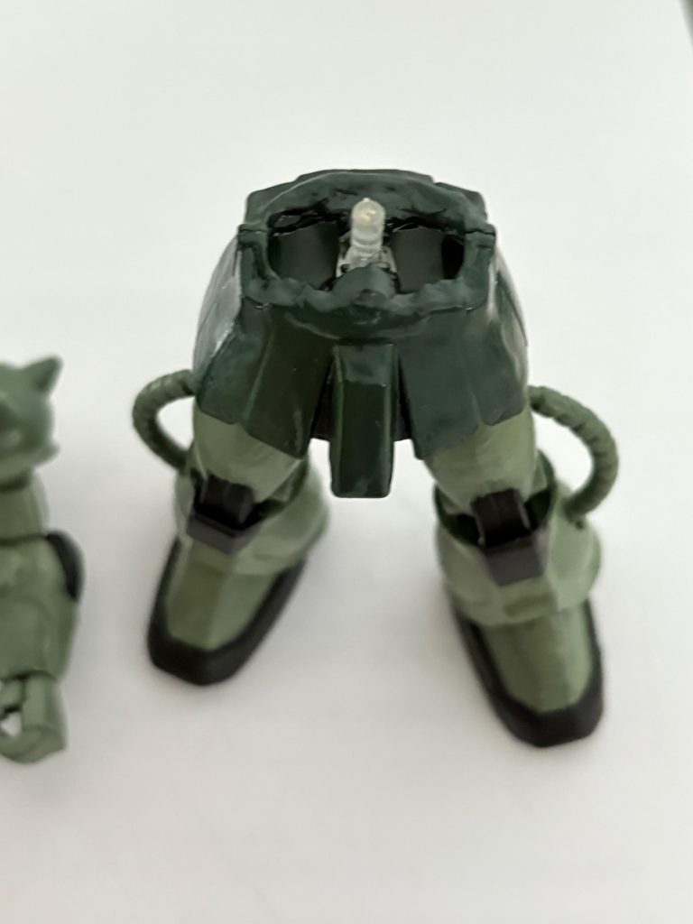 なおFGザクは腰が動くように新たにジョイントを新造した。