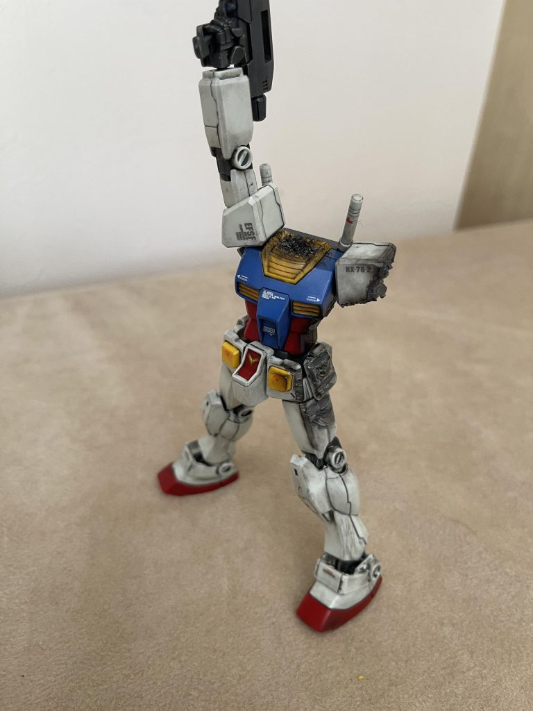 頭部や腕部は外すだけにしようと思いましたが、どうしても最終戦の雰囲気を出したく思い切って加工しました。気に入った仕上がりになったので良かったです。