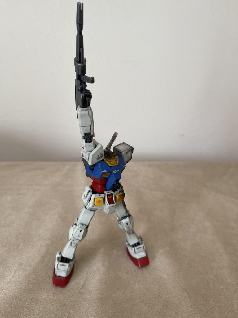 ハンダゴテでダメージ加工をし、ガンダムリアルタッチマーカーでウェザリングしました。仕上げは半光沢クリアーを吹いています。