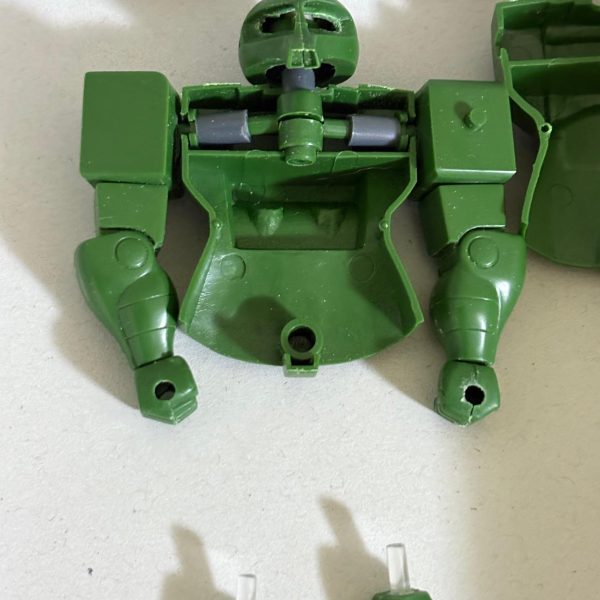 昨日仮組みした旧ザクは腕と頭部の改造が済んだ(zaku-kao2)元のキットが優秀なので一部のジョイントはそのまま使用しており、前回同様にモノアイが動くようにしてある。なんだかやってる事は考古学者か人類学者と同じだな・・・。（2枚目）