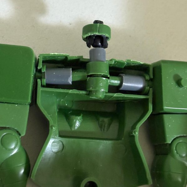 昨日仮組みした旧ザクは腕と頭部の改造が済んだ(zaku-kao2)元のキットが優秀なので一部のジョイントはそのまま使用しており、前回同様にモノアイが動くようにしてある。なんだかやってる事は考古学者か人類学者と同じだな・・・。（3枚目）
