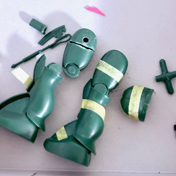 昨日仮組みした旧ザクは腕と頭部の改造が済んだ(zaku-kao2)元のキットが優秀なので一部のジョイントはそのまま使用しており、前回同様にモノアイが動くようにしてある。なんだかやってる事は考古学者か人類学者と同じだな・・・。（4枚目）