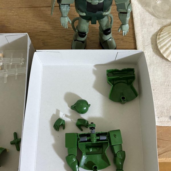 昨日仮組みした旧ザクは腕と頭部の改造が済んだ(zaku-kao2)元のキットが優秀なので一部のジョイントはそのまま使用しており、前回同様にモノアイが動くようにしてある。なんだかやってる事は考古学者か人類学者と同じだな・・・。（5枚目）