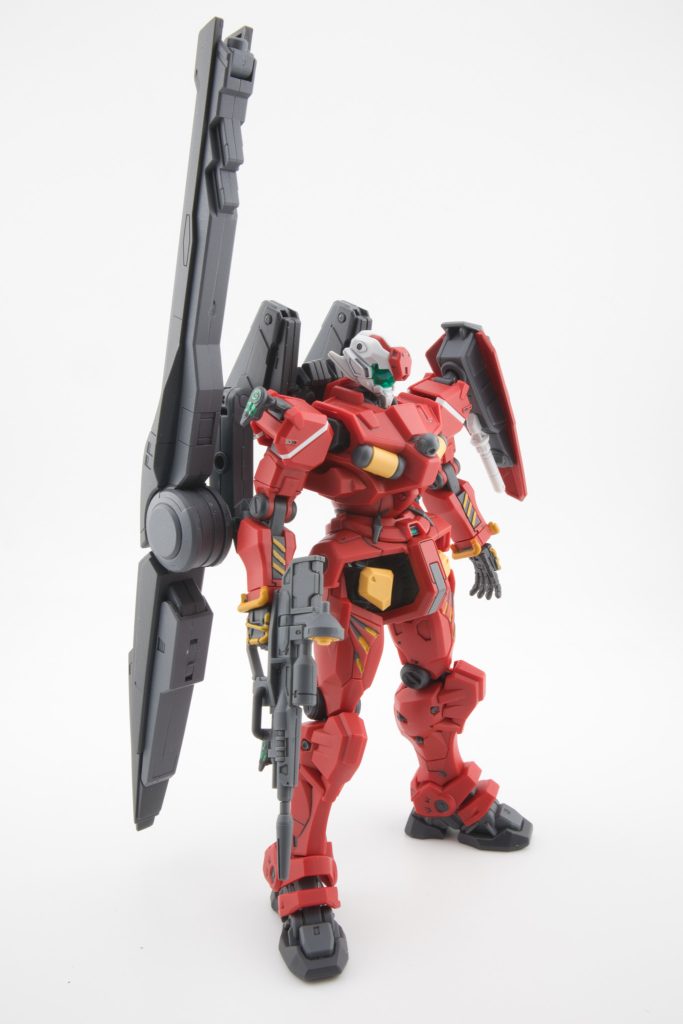 軽キャノン本体は部分塗装のみ。GNキャノンを含むスローネアインのパックパックを軽キャノンのパックパックに被せる感じで取り付け。行き場を失ったビームサーベルは左肩につけたスローネアインのGNシールドに移設。