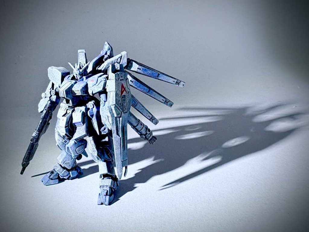 今回は自分のイメージのまま塗って見ました。あまりにも小さ過ぎてアンテナがかなり分厚くなっているので、折らないようにシャープ化するのに苦労しました。黒サフからの筆塗り全塗装です。なんとなく白っぽくて、たまに青かったよなというイメージだけで、ドライブラシでグラデーションをつけ塗って見ました。