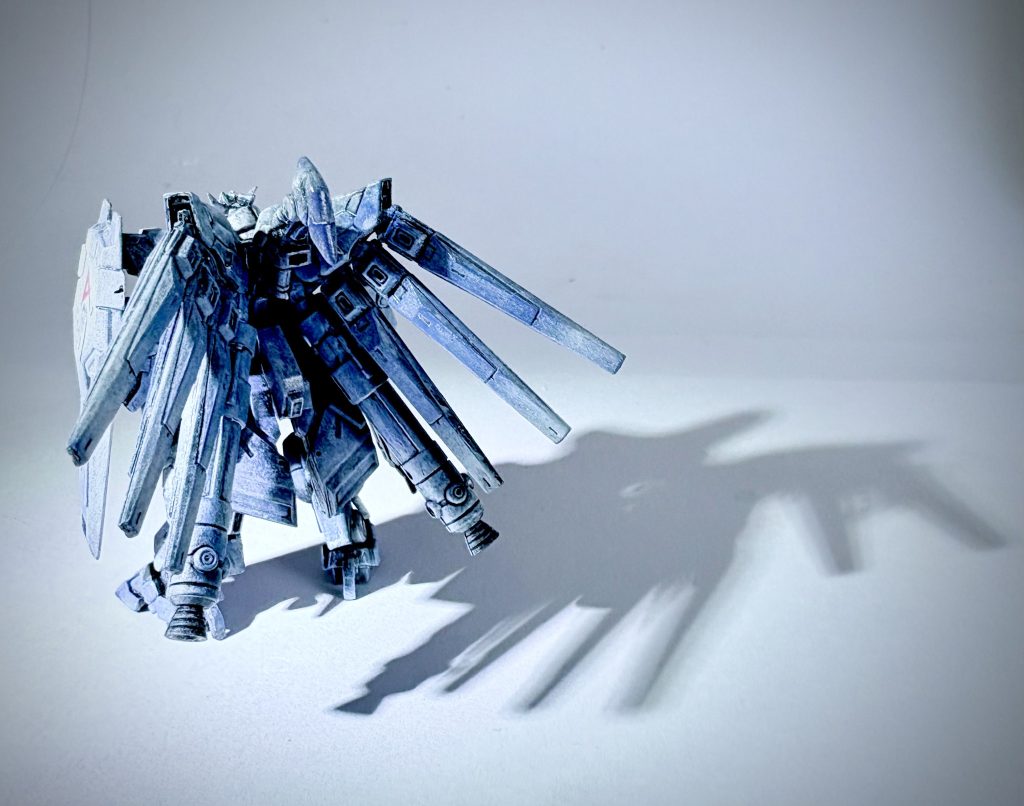 10分くらいで塗れてしまったのですが、結構かっこよく出来ました。後ろのファンネルが重すぎて自立しなかったので、あとハメ加工のどさくさで自立するようにポーズを調整しました。ありがとうございました。