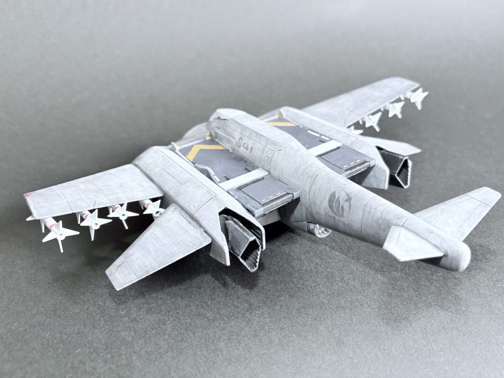 後ろからの写真は大体イメージ通りに塗れています！自画自賛f35等の現用機を参考に筋彫りを追加してます。あとミサイルをランナーから作成し、武装してます。イメージはシースパロウです。デカールは水星の魔女シリーズの水転写デカールを使用してます。 