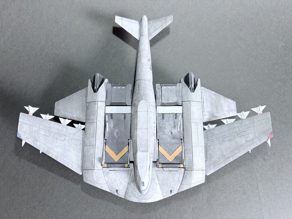 完成後、一月ほど窓際に放置していたら、土台部分に謎の歪みが発生していました！何故こんな所に…