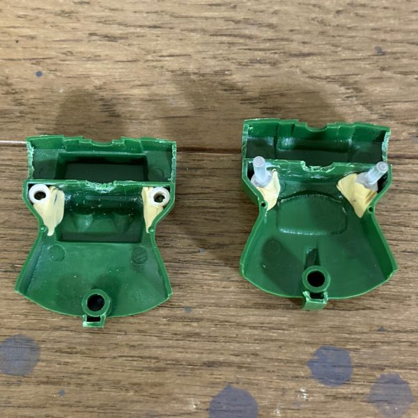 ひと通り旧ザクの改造が完了。前回のノウハウを活かして胴体部分にジョイントをつなぐ骨組みを作ってみた。さらに胴体の装甲をパージできるようにジョイントを新造し、塗装しやすくした。ふう、あと少しだな(zaku-kao4)（5枚目）