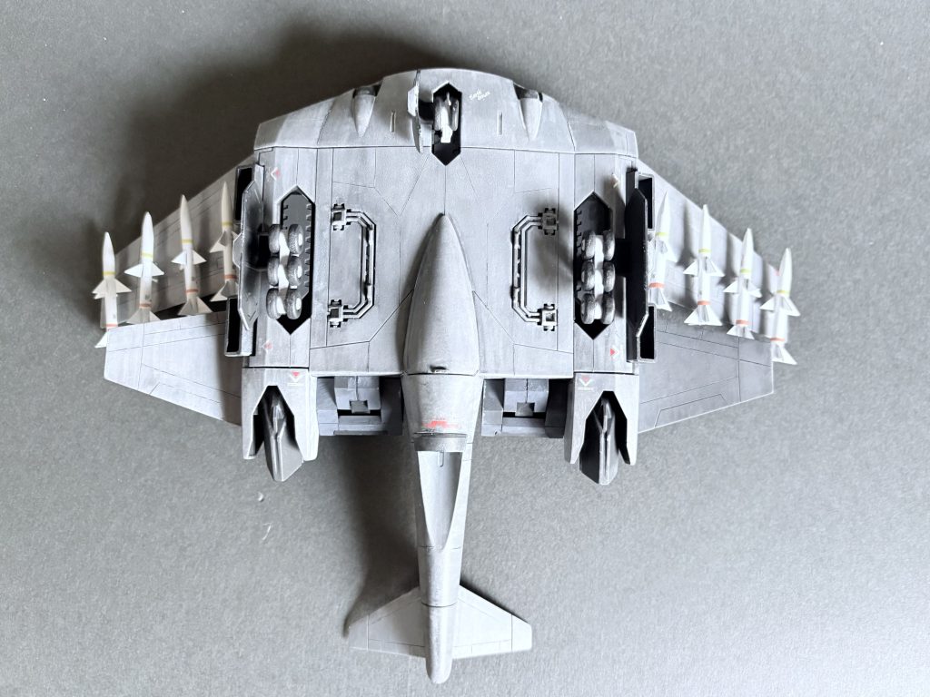 裏側も雰囲気で筋彫りの追加をしてます。ぱち組段階では、凄くツルッとしているので、筋彫りのしがいが有りました！あと地味にタイヤが全て繋がっていたので、一つ一つ切り離して独立させています。ありがとうございました