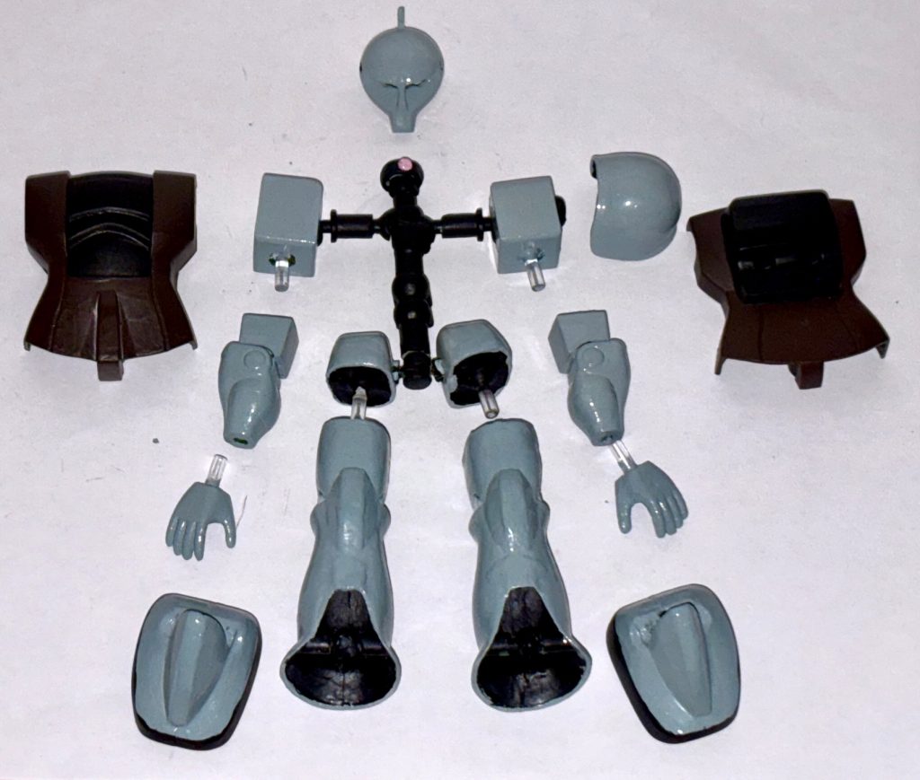 全パーツを外した状態。改造はHGUCやMGの方が楽だと思っていた時期があったが、実は旧キットの方が改造しやすい事が判明した。なぜかというと、旧キットは接着剤を塗って組み立てる性質上、先に仮組みを済ませてからじっくりとジョイントやギミックの追加を考えるゆとりがあるからだ。