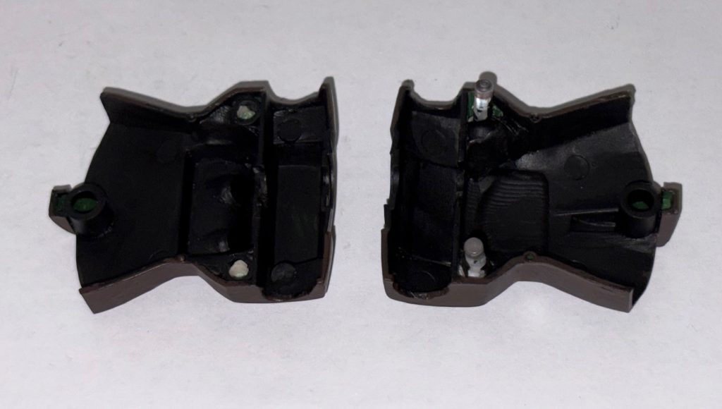 元々装甲をパージさせるというアイデアはなかったが、ジークアクスのサイコガンダムやRGの作例を見てから「旧キットでも同じようにやってみよう」という風に考えた。ぶっちゃけその方が内部のジョイントが破損した際に修復しやすいし、また別のジョイントも仕込めるからね(zaku-kao4)