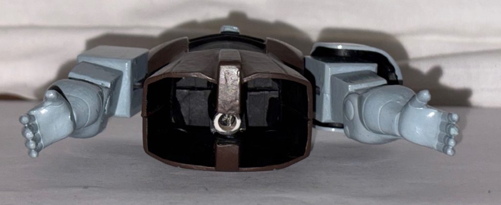 上半身と下半身は前回のザクⅡ同様に分離可能。