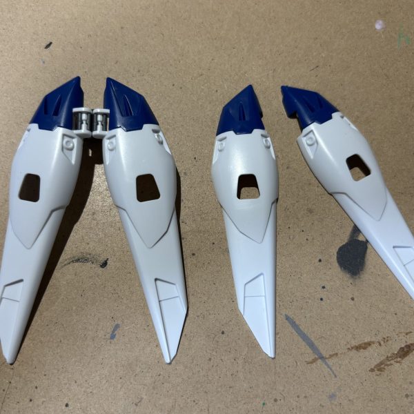 ガンダムW放送30周年という事で、ウイングゼロの製作開始しました。HGのウイングゼロの問題点として槍玉に挙げられるのがこのウイングスラスターの開閉機構。出っ張ったヒンジ部分が何ともエレガントでは無いという点。そこには大いに賛同する私、あれやこれやとネットの文献を漁ってみましたがコレというアイディアには出会えておらず…とりあえず退路を絶つところから始めようとヒンジ部分を切り離しました。8月の自由研究が始まりました！