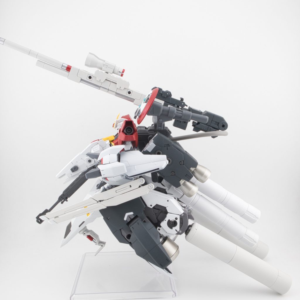 左腕のマルチセンサーはコトブキヤのアリス・ギア・アイギス ギアユニット Ver.ガネーシャのパーツと水星のミラソウル社製フライトユニットのパーツの組み合わせ。脚部のブースターもVer.ガネーシャのパーツをベースにMGサザビーのプロペラントタンクを取り付け。右脚ブースターにはフリーダムのクスィフィアスレール砲x2で改良型ビームカノンっぽく。