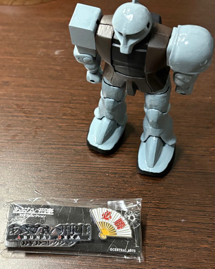 おやぁ・・・「あぶない刑事」と書かれたピンバッジと扇子は一体何なんだ?次回に続く。