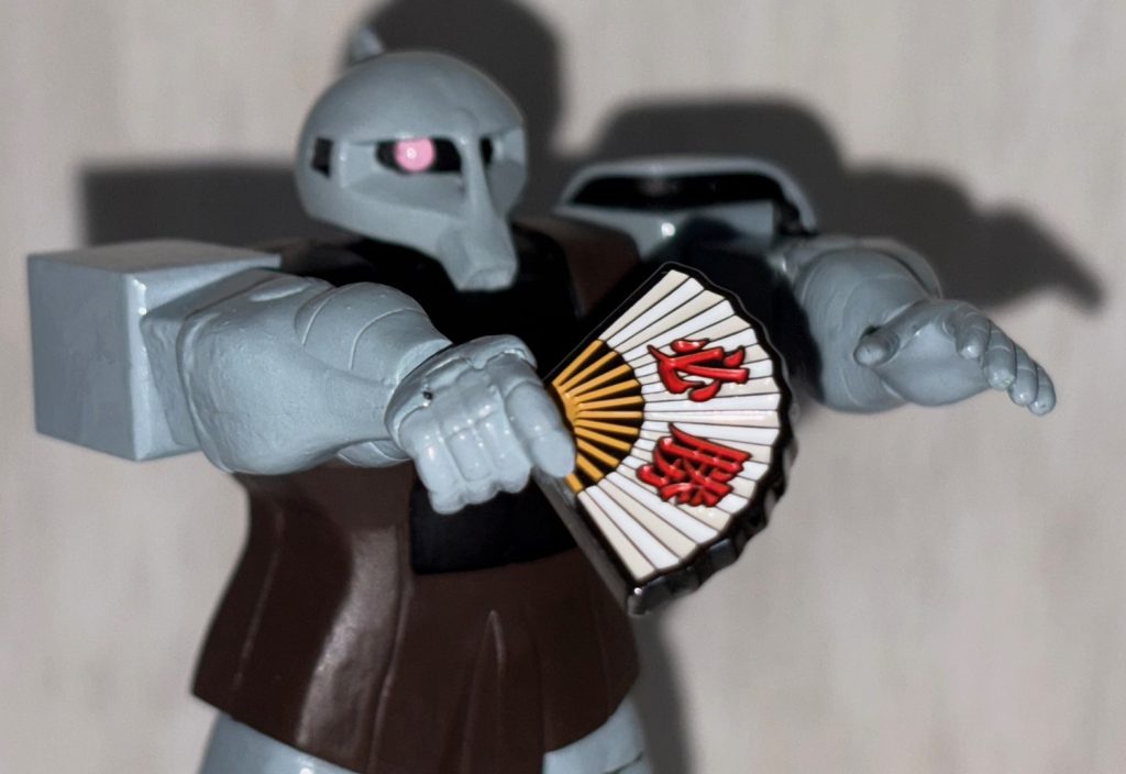 俺設定としては連邦軍が戦後、何をトチ狂ったのか旧ザクをベースにしたニュータイプ用のモビルスーツの開発を始めたのである。スーパーアドバイザーとして一年戦争を生き延びたガデムを招き、徹底的に改造・強化を図ったのだ。ロートルな旧ザクは装甲をガンダムと同じ、ルナチタニウム合金に作り替えられ、フレームも当時試験的に作られていたムーバブルフレームを使用。もちろんマグネットコーティングも施されている。