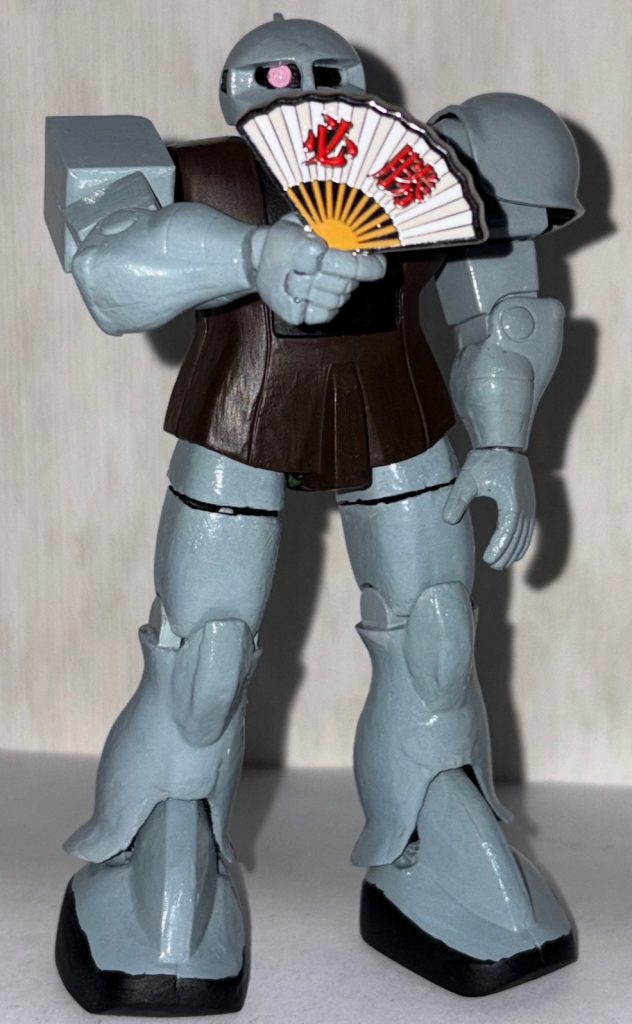 なぜヴァッフのカラーにしたかというとナカさんのグレーのスーツとかぶっていたからという単純な理由で塗ったのだが、意外と旧ザクにマッチしていたので、結果オーライな感じになった。今回の旧ザクは「ガンプラは自由な発想で作ってイイのである(zaku-kao2)」という事を再確認した良キットだった。今後も旧キットと縁があればこんな風に作りたいと思う。