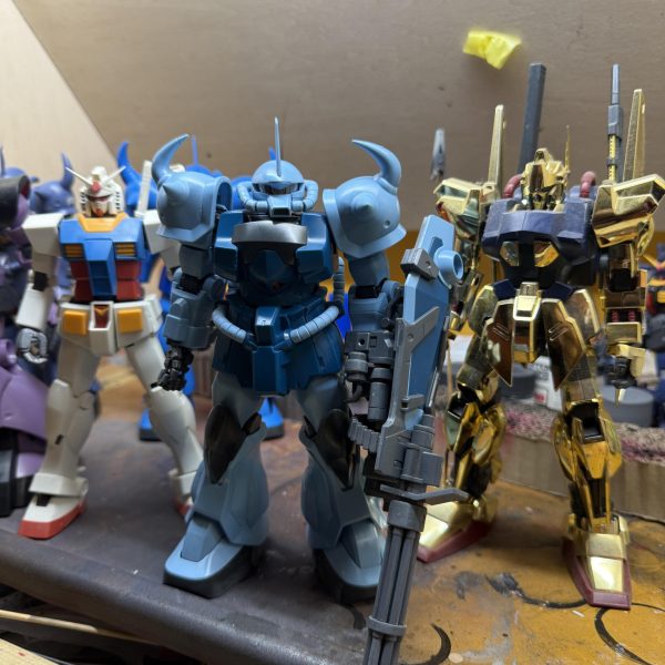 久しぶりにパチ組み一から組み立てました。。私、、ガンプラは小学生の頃からちょいちょい組み立てていたのでそれなりに歴は長いんですけど、、MGって、、ちゃんと買って組んだのって、ガンダムver.2.0百式、旧タイプνガンダム、、昔の（金属が入ってるやつ） と、このグフカスタムくらいなんでさひよね。。あとは、、完成品やジャンクをフリマサイトでゲットしたり、、知り合いから頂いたり。。 百式なんて、、旧タイプでふが3機も、、、笑 場所取るので、、1/144がベストかな、、、笑 （2枚目）
