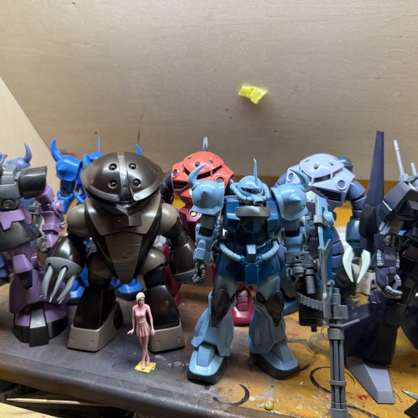 久しぶりにパチ組み一から組み立てました。。私、、ガンプラは小学生の頃からちょいちょい組み立てていたのでそれなりに歴は長いんですけど、、MGって、、ちゃんと買って組んだのって、ガンダムver.2.0百式、旧タイプνガンダム、、昔の（金属が入ってるやつ） と、このグフカスタムくらいなんでさひよね。。あとは、、完成品やジャンクをフリマサイトでゲットしたり、、知り合いから頂いたり。。 百式なんて、、旧タイプでふが3機も、、、笑 場所取るので、、1/144がベストかな、、、笑 （3枚目）