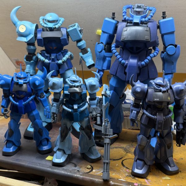 久しぶりにパチ組み一から組み立てました。。私、、ガンプラは小学生の頃からちょいちょい組み立てていたのでそれなりに歴は長いんですけど、、MGって、、ちゃんと買って組んだのって、ガンダムver.2.0百式、旧タイプνガンダム、、昔の（金属が入ってるやつ） と、このグフカスタムくらいなんでさひよね。。あとは、、完成品やジャンクをフリマサイトでゲットしたり、、知り合いから頂いたり。。 百式なんて、、旧タイプでふが3機も、、、笑 場所取るので、、1/144がベストかな、、、笑 （5枚目）