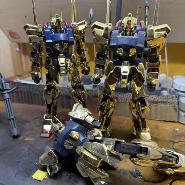 久しぶりにパチ組み一から組み立てました。。私、、ガンプラは小学生の頃からちょいちょい組み立てていたのでそれなりに歴は長いんですけど、、MGって、、ちゃんと買って組んだのって、ガンダムver.2.0百式、旧タイプνガンダム、、昔の（金属が入ってるやつ） と、このグフカスタムくらいなんでさひよね。。あとは、、完成品やジャンクをフリマサイトでゲットしたり、、知り合いから頂いたり。。 百式なんて、、旧タイプでふが3機も、、、笑 場所取るので、、1/144がベストかな、、、笑 （4枚目）