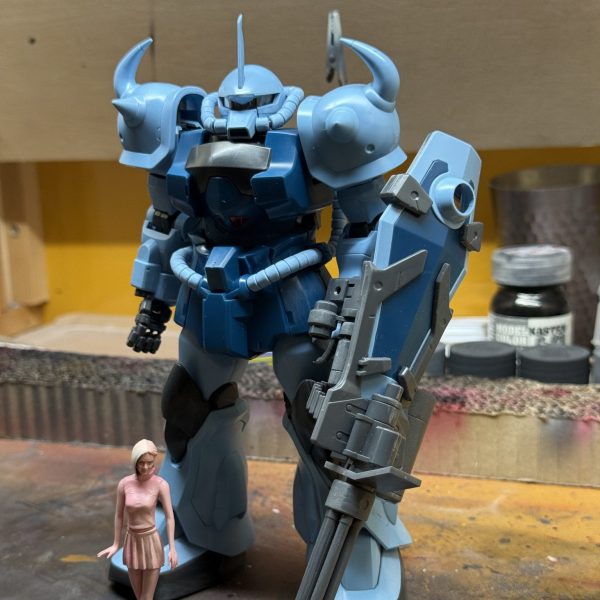 久しぶりにパチ組み一から組み立てました。。私、、ガンプラは小学生の頃からちょいちょい組み立てていたのでそれなりに歴は長いんですけど、、MGって、、ちゃんと買って組んだのって、ガンダムver.2.0百式、旧タイプνガンダム、、昔の（金属が入ってるやつ） と、このグフカスタムくらいなんでさひよね。。あとは、、完成品やジャンクをフリマサイトでゲットしたり、、知り合いから頂いたり。。 百式なんて、、旧タイプでふが3機も、、、笑 場所取るので、、1/144がベストかな、、、笑 （1枚目）