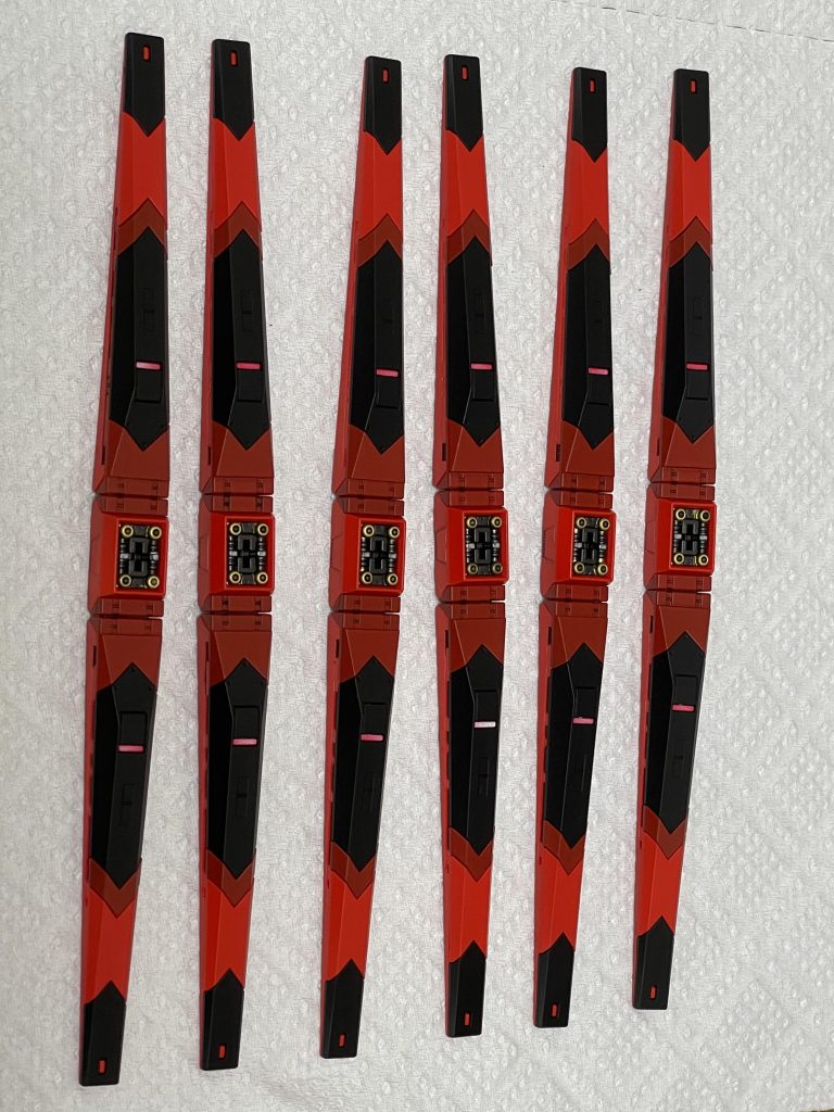 フィンファンネルです。これも単に色を変えただけですね。こっちから見ると黒とか暗赤が多いので全体的に暗めのカラーリングになりますね。反対は一面明赤なので明るいです。