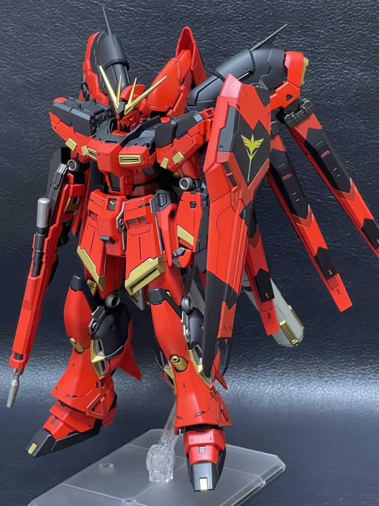 ジークアクスで赤いガンダムが出た時からアニメ放送中に完成させようと思って作成を計画したものですが、中古ショップでパチ組みしてたものを購入してバリ取りとパーツ洗浄したところでパーツの多さにちょっとやる気が低下してしまって別のものを作成してたらいつのまにか今になってしまいましたw