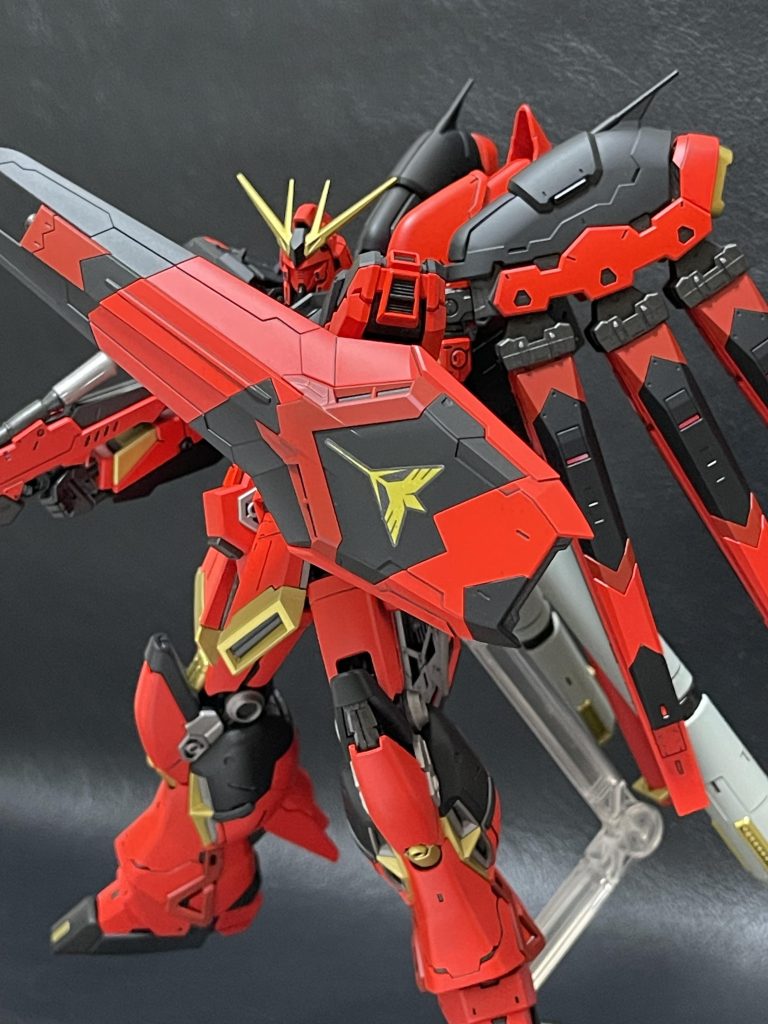 カラーリングは以下になります。赤は2色使ってます。・明赤:白キットそのままにフィニッシャーズのルミレッド・暗赤:ガイアの黒サフ→フィニッシャーズのシルクレッド・黒:ガイアの黒サフ・金:Mr.カラーのゴールドとイエローゴールドの合色・内部フレーム:ガイアの黒サフ→Mr.カラーの黒鉄色・一部の銀色:ガイアの黒サフ→Mr.カラーの焼鉄色・トップコート:Mr.カラーGXのスーパースムースクリア使用した2色の赤ですが発色が綺麗なんですよねー