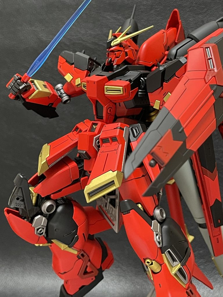 ビームサーベルも明赤で塗装してます。ビーム部分はそのまま使用してます。サザビーみたくイエローとかグリーンのビームにすればよかったですが、ブルーでもそんなに悪くないかと思います。