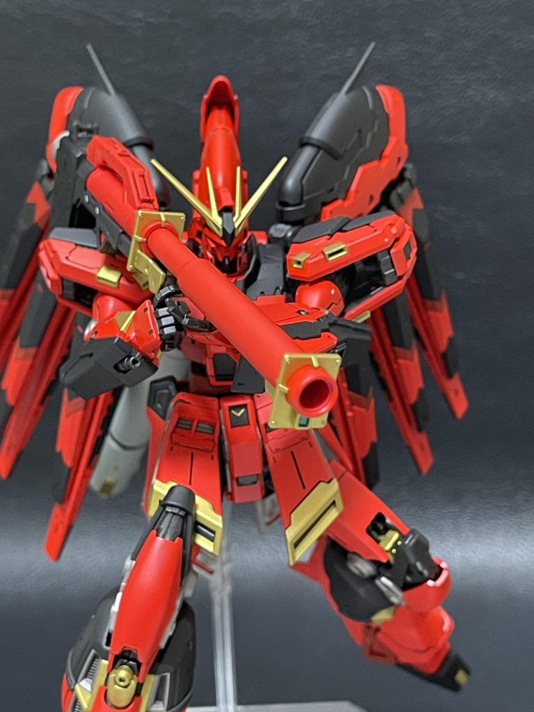 バズーカも明赤とゴールドと黒で塗ってます。砲身が伸縮するので擦れて塗装が剥がないかヒヤヒヤですw