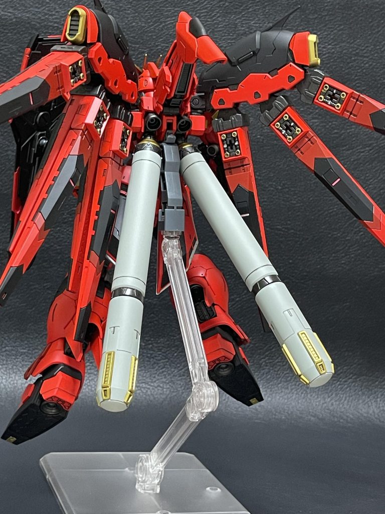 バックパックです。シナンジュとかナイチンゲールも本体が赤に対してプロペラントタンクは白にしてたので参考にし、白ではなくライトグレーで塗ってみました。・グレー:白キットそのままにMr.カラーのライトグレー