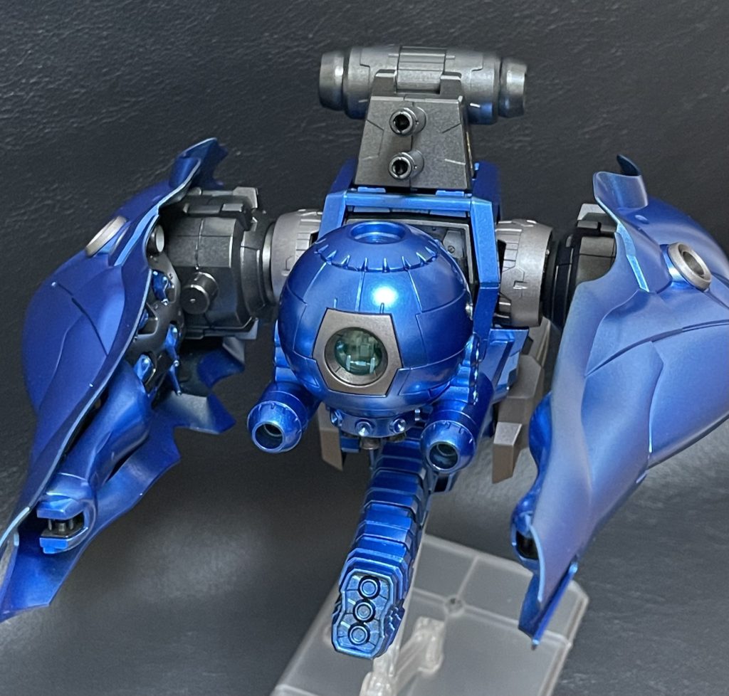 追加武装ですが、両翼はクシャトリアですね。あとはムゲンドラモンの部品を使って作成してます。塗装は以下です。・青:ガイアの黒サフ→Mr.カラーのメタルブルー・銀:ガイアの黒サフ→Mr.カラーの焼鉄色・黒:ガイアの黒サフ→Mr.カラーの黒鉄色・金:ガンダムマーカーのガンダムゴールド