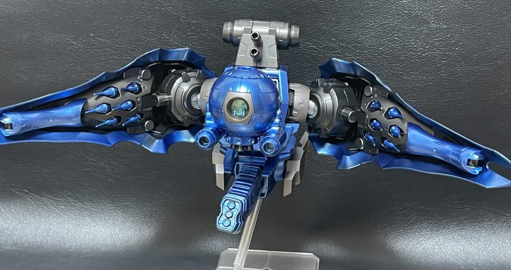 両翼展開形態。この形態ではファンネルからビームを放射する事で攻撃します。ファンネル展開は別の形態で可能となります。ちなみにボール本体の後方の2本の筒は固定砲になります。