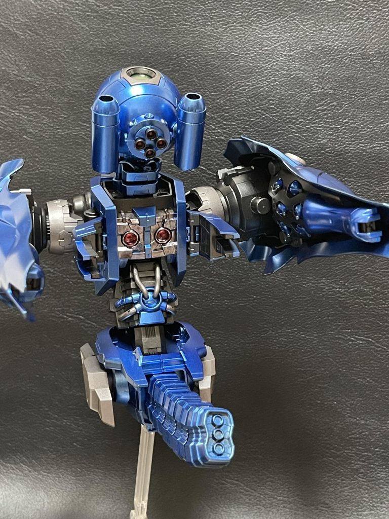 この形態の最強兵器です。胸部の拘束を展開してビーム砲を発射します。