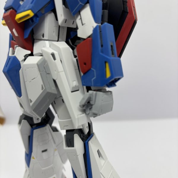 MGZガンダムver.ka制作中です。プロポーション改修やスジボリなどの工作があらかた完了したので、塗装前に投稿させていただきました。マスターアーカイブ zガンダムを参考にフェイス小顔化、フロントアーマー大型化、手首の小型化に加え、スジボリしまくってます。（4枚目）