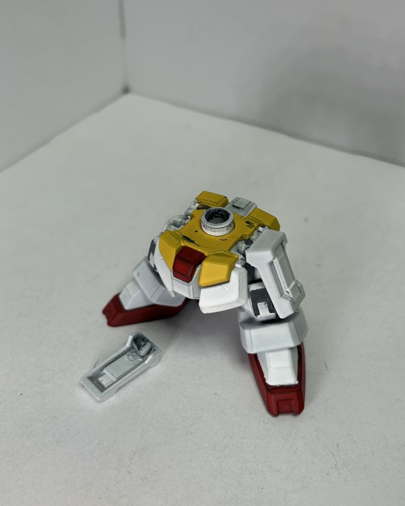 腰。ほぼ唯一の改造点。サイドアーマーをHGのAGE-1のものに変更してます。付け方は結構無理矢理小さいボールジョイントで。写真見てもらえれば分かる通り、黄色いパーツを外して他の形態でも使用するようになってますが結構削り込んだせいで案外脆くなってるそうなので換装は見送りました。足。通常のまま。