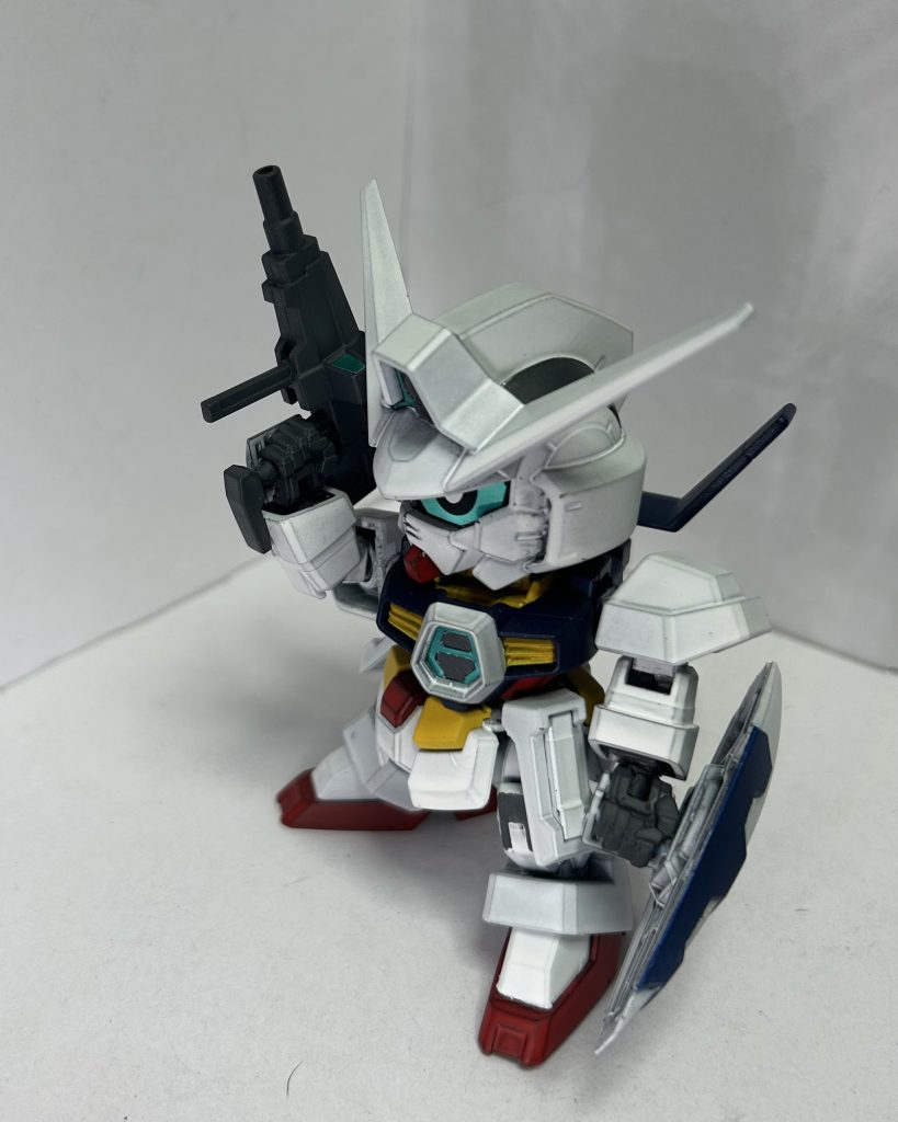 ドッズライフル、シールド。変わらず。ビームサーベルはHGのものをそのまま使用。これを持たせる為だけにビルドハンドにしました。