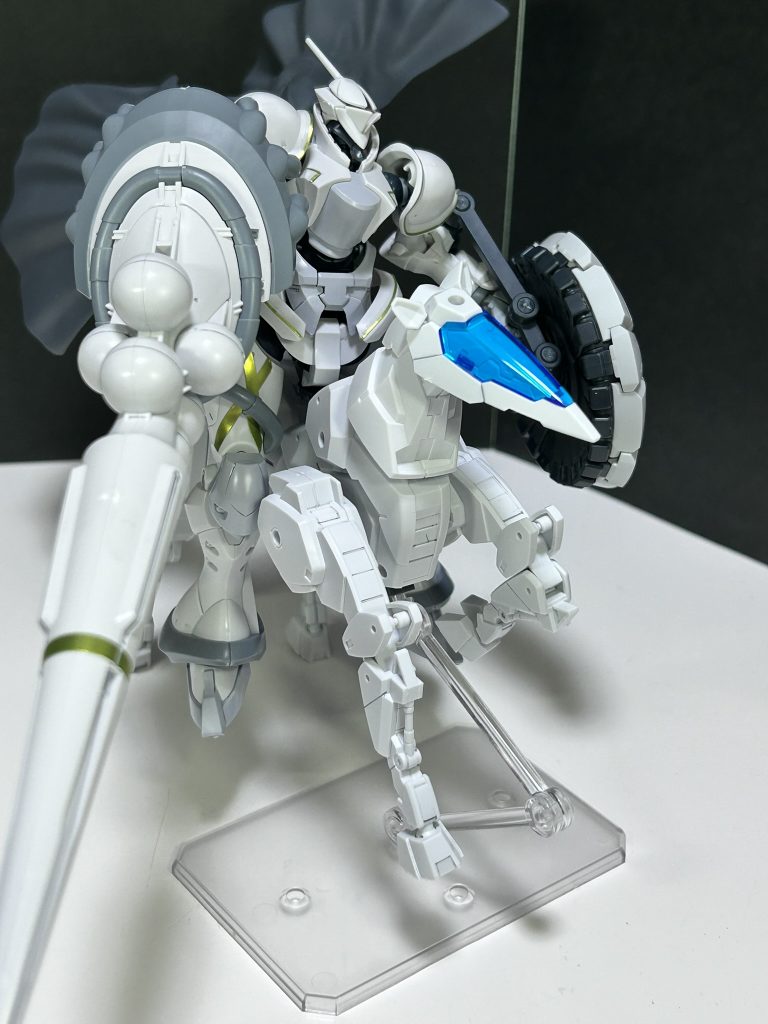 〈解説と感想〉発売日に並んで買ったお気に入りのエグザベギャンをもっと格好良くしたいと思いXを覗いてたら風雲再起に載せてる方がいたので参考にして30MMホースメカ+30MMマントセットを組み合わせて流浪の騎士風ににしました。