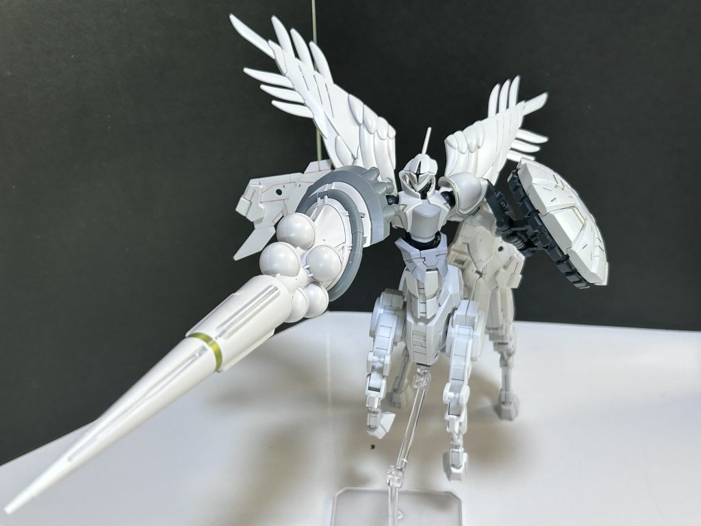 羽根のスタビライザー効果と馬脚の走破性で重力下でも巨大なハクジを自在に操りながら突撃してくる恐るべきモビルファイターと化した。