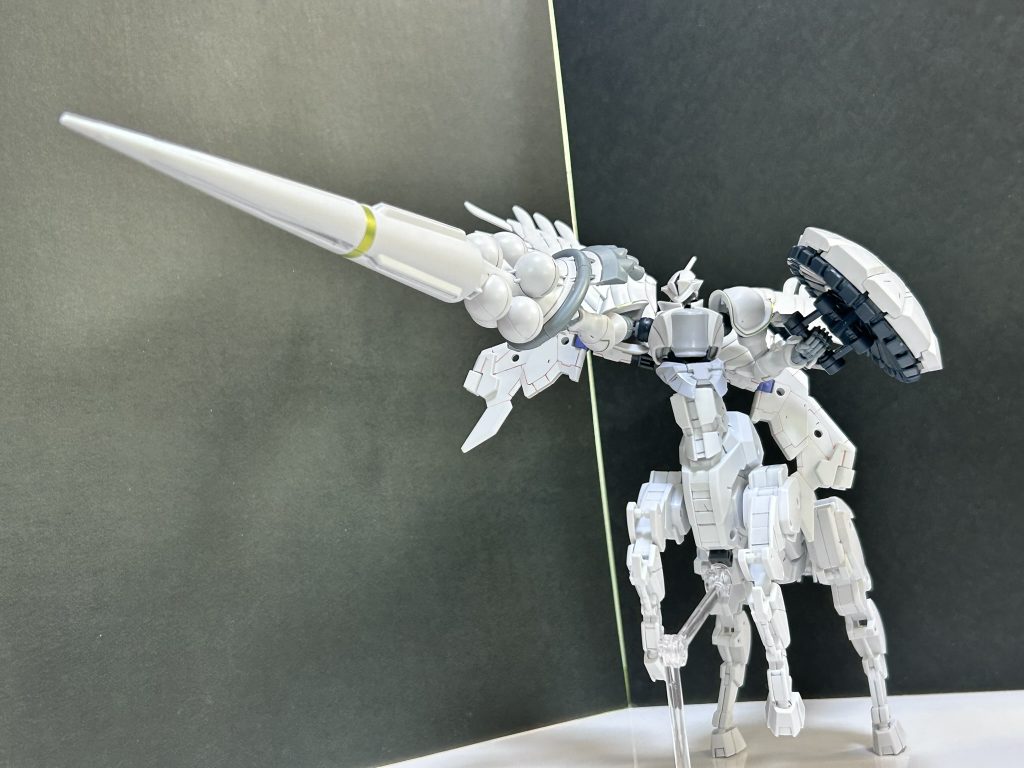 その後ホースメカに付属してたケンタウロス胴体が何かに仕えないかと思いギャンを人馬化。さらにその姿を見ていたら聖闘士星矢のサジタリウスの黄金聖衣を連想したのでEXスタンダードのウイングゼロEWから羽根を拝借してこの有り様となりました。今回はハクバの設定とエグザベ本人の機体にしたかったのでGガン異世界転生みたいな設定にしちゃいましたが、デザインとしてはビルド系っぽいのでサザキの新ガンプラって設定で煮詰めていくのも面白いかも