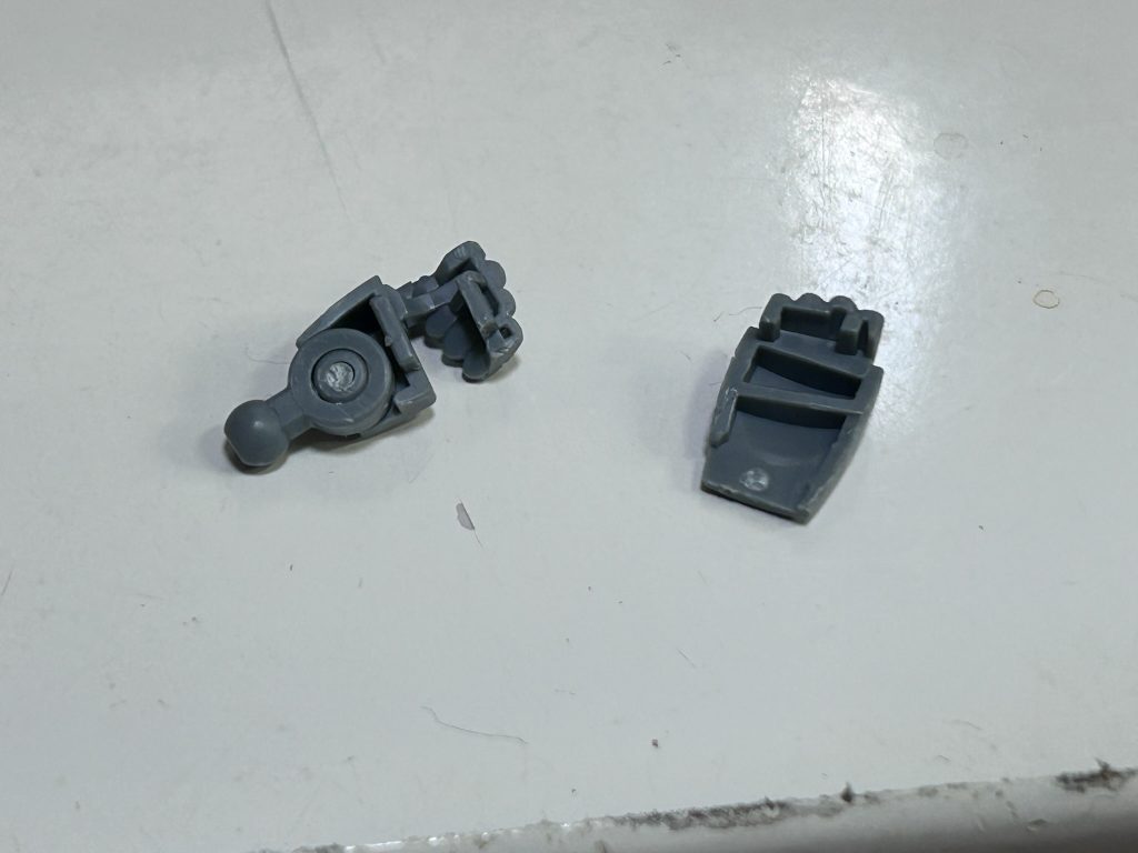 ただ、大きな弱点としてこのサイズに可動仕込んで大型武器の重量をこの細いヒンジに全部支えさせているので、まあそりゃあヘシ折れます。 今後は無理に可動手首にしないでW系みたいに通常と角度付きの二種類をつけてくれることを願うよ・・・修復できる場所でもないしとりあえず目下は2機目の購入を検討中です。だからもっと再販しろ!毎月しろ!