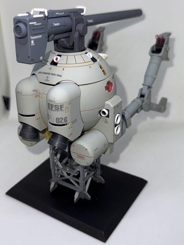 【塗装】本体:ガルグレー+MSホワイトアーム:明灰白色キャノン砲:メカサフのライト(砲身) とヘヴィ(可動部)赤い部分:赤+白+オレンジイエローベースフレーム:黒鉄色+ゴールドを部分塗装トラスフレーム:シルバースラスター:MSグレー連邦用タミヤのエナメル専用塗料でスミ入れ→デカール→水性トップコート仕上げ